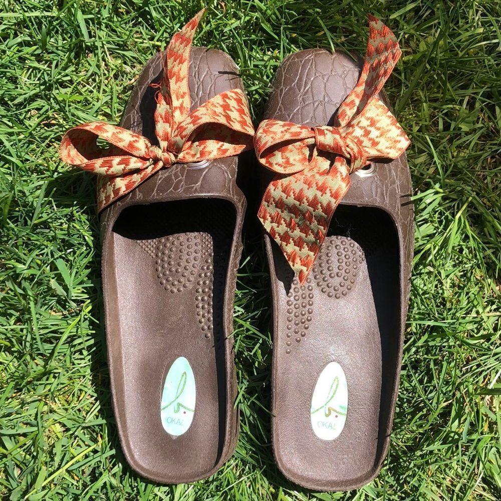 OKA b. Slides with a fancy bow Med